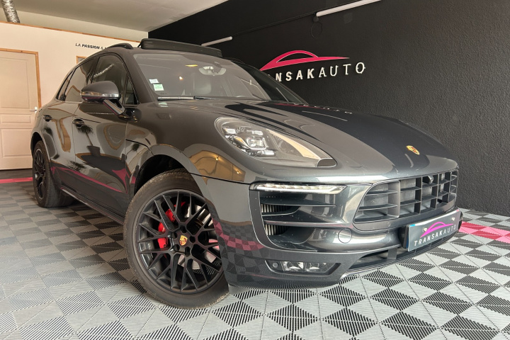 PORSCHE MACAN